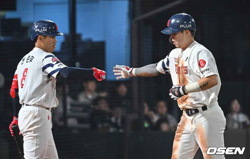 13일 부산 사직야구장에서 2026 신한 SOL KBO 리그 롯데 자이언츠와 NC 다이노스의 경기가 열렸다. 홈팀 롯데는 비슬리가, 방문팀 NC는 테일러가 선발 출전했다.롯데 자이언츠 고승민이 4회말 1사 3루 레이예스의 1루수 땅볼 아웃때 득점을 올리고 하이파이브를 하고 있다. 2026.05.13 / foto0307@osen.co.kr