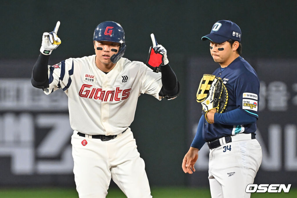 13일 부산 사직야구장에서 2026 신한 SOL KBO 리그 롯데 자이언츠와 NC 다이노스의 경기가 열렸다. 홈팀 롯데는 비슬리가, 방문팀 NC는 테일러가 선발 출전했다.롯데 자이언츠 손성빈이 4회말 1사 좌중간 2루타를 치고 세리머니를 하고 있다. 2026.05.13 / foto0307@osen.co.kr