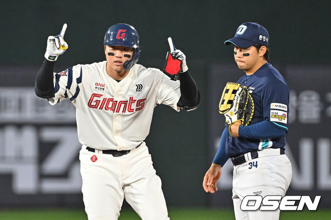 [OSEN=부산, 이석우 기자] 13일 부산 사직야구장에서 2026 신한 SOL KBO 리그 롯데 자이언츠와 NC 다이노스의 경기가 열렸다. 홈팀 롯데는 비슬리가, 방문팀 NC는 테일러가 선발 출전했다.롯데 자이언츠 손성빈이 4회말 1사 좌중간 2루타를 치고 세리머니를 하고 있다. 2026.05.13 / foto0307@osen.co.kr
