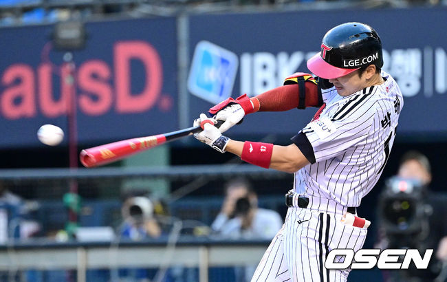[OSEN=잠실, 최규한 기자] 13일 서울 잠실야구장에서 ‘2026 신한 SOL Bank KBO리그’ LG 트윈스와 삼성 라이온즈의 경기가 열렸다. 2회말 2사 2루 상황 LG 박해민이 달아나는 1타점 적시타를 날리고 있다. 2026.05.13 / dreamer@osen.co.kr
