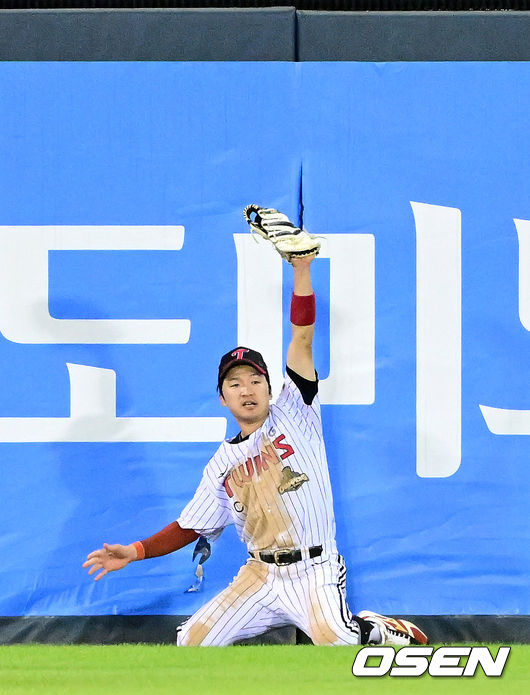 [OSEN=잠실, 최규한 기자] 13일 서울 잠실야구장에서 ‘2026 신한 SOL Bank KBO리그’ LG 트윈스와 삼성 라이온즈의 경기가 열렸다. 7회초 2사 3루 상황 삼성 구자욱의 뜬공 타구를 LG 중견수 박해민이 점프해 잡아낸 뒤 기뻐하고 있다. 2026.05.13 / dreamer@osen.co.kr