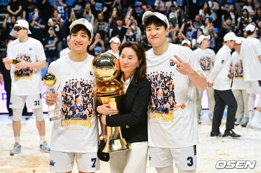 정규리그 6위가 챔프전 우승을 했다! 부산 KCC가 프로농구 새 역사를 썼다. 부산 KCC는 13일 고양소노아레나에서 개최된 2025-26 LG전자 프로농구 챔피언결정전 5차전에서 고양 소노를 76-68로 제압했다. KCC는 4승 1패로 2년 만의 챔프전 우승컵 탈환에 성공했다.우승 시상식에서 허웅-허훈 형제가 어머니 이미수 씨와 함께 포즈를 취하고 있다 . 2026.05.13 / soul1014@osen.co.kr