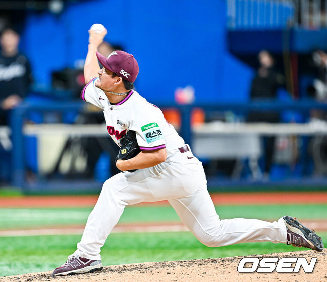 [OSEN=고척, 민경훈 기자] 13일 서울 고척 스카이돔에서 2026 신한 SOL KBO리그 키움 히어로즈와 한화 이글스의 경기가 열렸다.키움은 박정훈, 한화는 에르난데스가 선발로 나섰다.8회초 마운드에 오른 키움 원종현이 힘차게 공을 뿌리고 있다. 원종현은 이날 600경기 출장을 달성했다. (32번째) 2026.05.13 / rumi@osen.co.kr