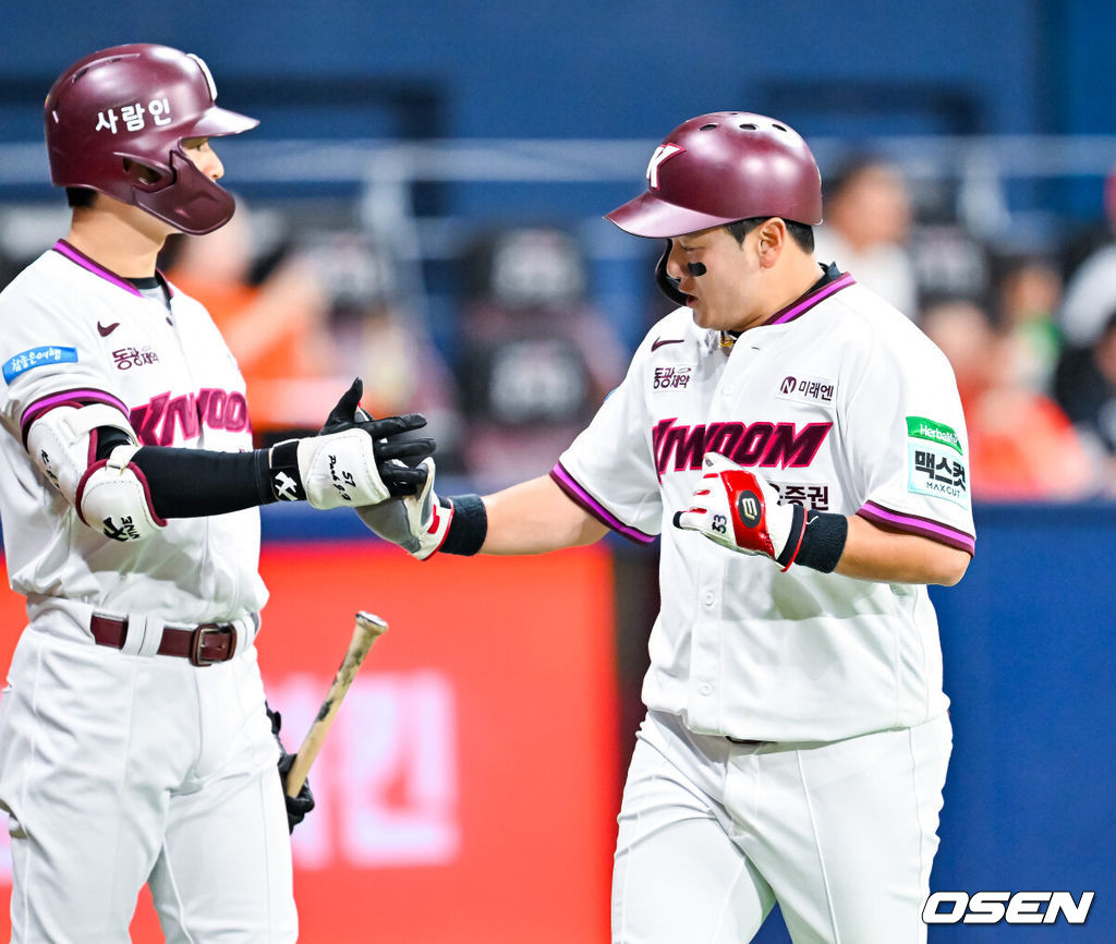 13일 서울 고척 스카이돔에서 2026 신한 SOL KBO리그 키움 히어로즈와 한화 이글스의 경기가 열렸다.키움은 박정훈, 한화는 에르난데스가 선발로 나섰다.1회초 1사 주자 2,3루 키움 브룩스 타석에서 포수 송구 실책을 틈타 홈을 밟은 키움 최주환이 기뻐하고 있다. 2026.05.13 / rumi@osen.co.kr