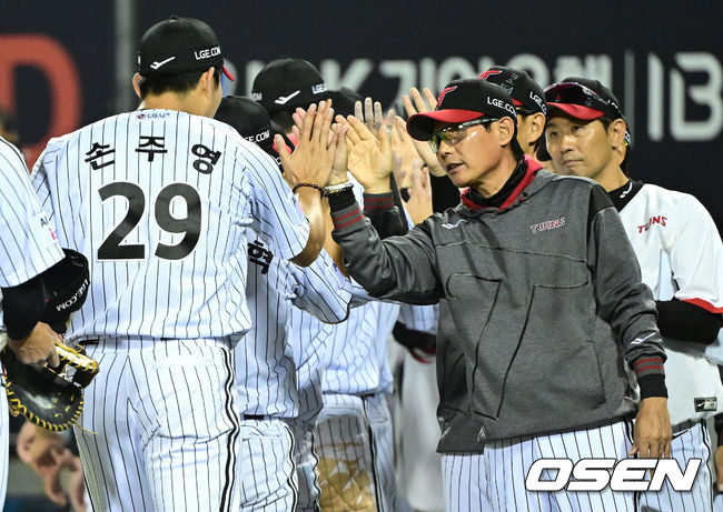 [OSEN=잠실, 최규한 기자] 13일 서울 잠실야구장에서 ‘2026 신한 SOL Bank KBO리그’ LG 트윈스와 삼성 라이온즈의 경기가 열렸다. 경기를 마치고 승리한 LG 염경엽 감독과 세이브를 거둔 손주영이 인사를 나누고 있다. 2026.05.13 / dreamer@osen.co.kr