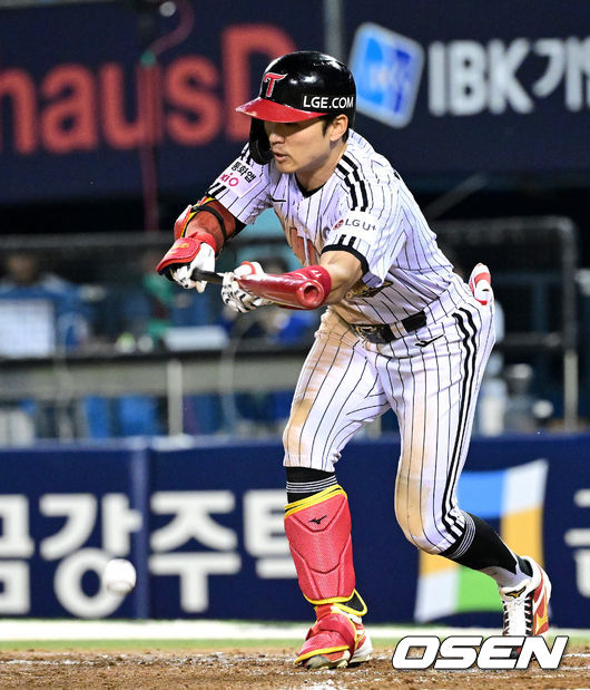 [OSEN=잠실, 최규한 기자] 13일 서울 잠실야구장에서 ‘2026 신한 SOL Bank KBO리그’ LG 트윈스와 삼성 라이온즈의 경기가 열렸다. 5회말 무사 1, 2루 상황 LG 박해민이 희생번트를 대고 있다. 2026.05.13 / dreamer@osen.co.kr
