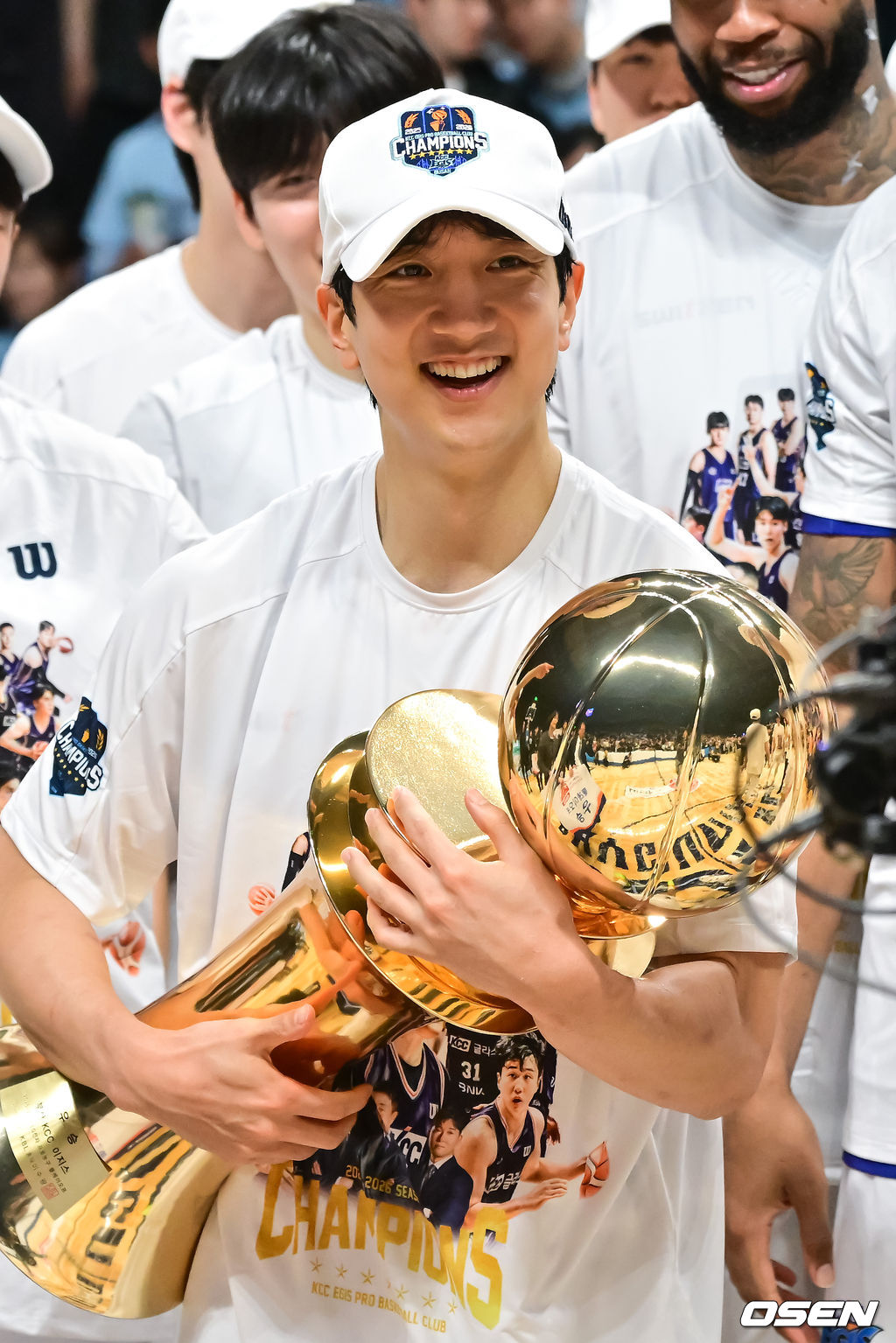 정규리그 6위가 챔프전 우승을 했다! 부산 KCC가 프로농구 새 역사를 썼다. 부산 KCC는 13일 고양소노아레나에서 개최된 2025-26 LG전자 프로농구 챔피언결정전 5차전에서 고양 소노를 76-68로 제압했다. KCC는 4승 1패로 2년 만의 챔프전 우승컵 탈환에 성공했다.우승 시상식에서 KCC 허훈이 우승 트로피를 들고 미소 짓고 있다    2026.05.13 / soul1014@osen.co.kr