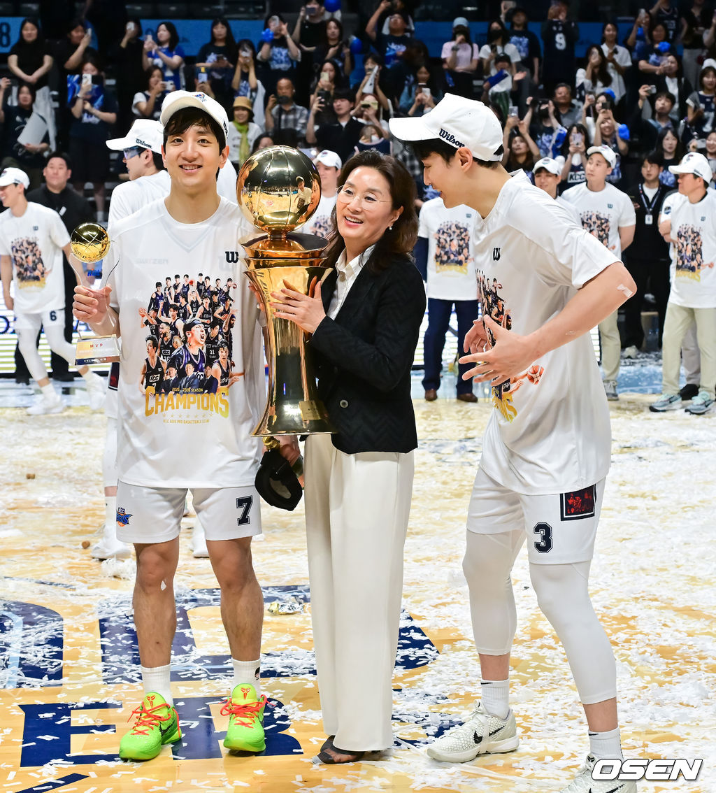 정규리그 6위가 챔프전 우승을 했다! 부산 KCC가 프로농구 새 역사를 썼다. 부산 KCC는 13일 고양소노아레나에서 개최된 2025-26 LG전자 프로농구 챔피언결정전 5차전에서 고양 소노를 76-68로 제압했다. KCC는 4승 1패로 2년 만의 챔프전 우승컵 탈환에 성공했다.우승 시상식에서 허웅-허훈 형제가 어머니 이미수 씨와 함께 포즈를 취하고 있다 .  2026.05.13 / soul1014@osen.co.kr