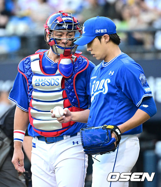 13일 서울 잠실야구장에서 ‘2026 신한 SOL Bank KBO리그’ LG 트윈스와 삼성 라이온즈의 경기가 열렸다. 1회말 무사 1, 3루 상황 LG 천성호에게 1타점 2루타를 내준 삼성 선발 원태인과 포수 강민호가 대화를 나누고 있다. 2026.05.13 / dreamer@osen.co.kr