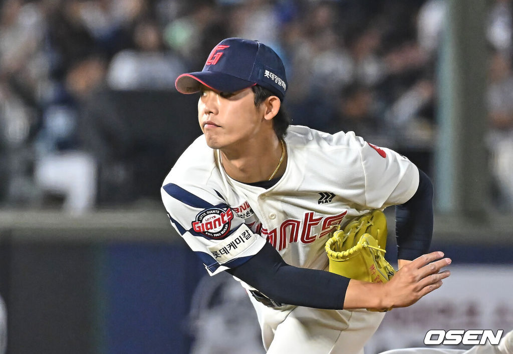 13일 부산 사직야구장에서 2026 신한 SOL KBO 리그 롯데 자이언츠와 NC 다이노스의 경기가 열렸다. 홈팀 롯데는 비슬리가, 방문팀 NC는 테일러가 선발 출전했다.롯데 자이언츠 현도훈이 역투하고 있다. 2026.05.13 / foto0307@osen.co.kr