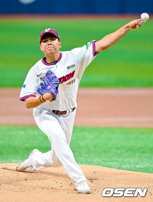 [OSEN=고척, 민경훈 기자] 13일 서울 고척 스카이돔에서 2026 신한 SOL KBO리그 키움 히어로즈와 한화 이글스의 경기가 열렸다.키움은 박정훈, 한화는 에르난데스가 선발로 나섰다.키움 선발 박정훈이 마운드 위에서 힘차게 공을 뿌리고 있다. 2026.05.13 / rumi@osen.co.kr