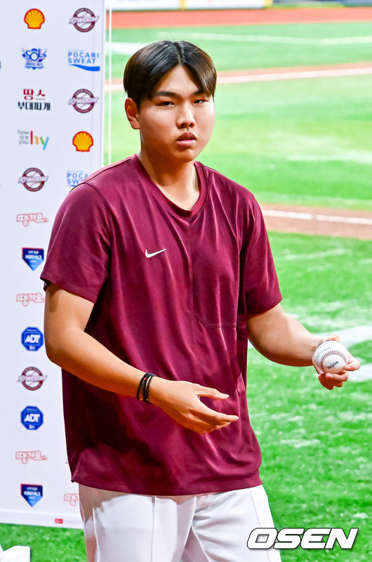 [OSEN=고척, 민경훈 기자] 13일 서울 고척 스카이돔에서 2026 신한 SOL KBO리그 키움 히어로즈와 한화 이글스의 경기가 열렸다.이 경기에서 키움은 한화에 3-2로 승리하며 한화의 4연승 도전을 저지했다.&nbsp;선발투수 박정훈은 5⅓이닝 3피안타 4볼넷 4탈삼진 무실점 호투로 시즌 2승을 수확했다. 데뷔 첫 선발승이다. 또한 투구수 101구를 기록하며 이전 기록(76구)을 크게 넘어서 개인 최다 투구수 신기록을 세웠다.&nbsp;경기를 마치고 키움 박정훈이 기념구를 들고 덕아웃으로 들어오고 있다. 2026.05.13 / rumi@osen.co.kr