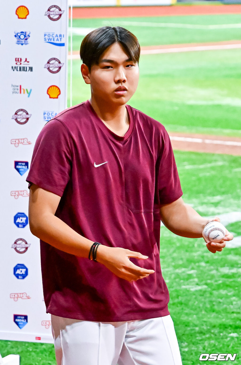 13일 서울 고척 스카이돔에서 2026 신한 SOL KBO리그 키움 히어로즈와 한화 이글스의 경기가 열렸다.이 경기에서 키움은 한화에 3-2로 승리하며 한화의 4연승 도전을 저지했다. 선발투수 박정훈은 5⅓이닝 3피안타 4볼넷 4탈삼진 무실점 호투로 시즌 2승을 수확했다. 데뷔 첫 선발승이다. 또한 투구수 101구를 기록하며 이전 기록(76구)을 크게 넘어서 개인 최다 투구수 신기록을 세웠다. 경기를 마치고 키움 박정훈이 기념구를 들고 덕아웃으로 들어오고 있다. 2026.05.13 / rumi@osen.co.kr