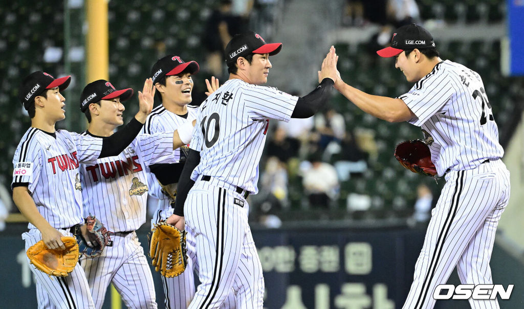 13일 서울 잠실야구장에서 ‘2026 신한 SOL Bank KBO리그’ LG 트윈스와 삼성 라이온즈의 경기가 열렸다.이날 경기는 홈팀 LG가 전날 패배를 설욕하며 5-3 승리를 거뒀다.경기를 마치고 세이브를 거둔 LG 손주영과 동료 야수들이 인사를 나누고 있다. 2026.05.13 / dreamer@osen.co.kr