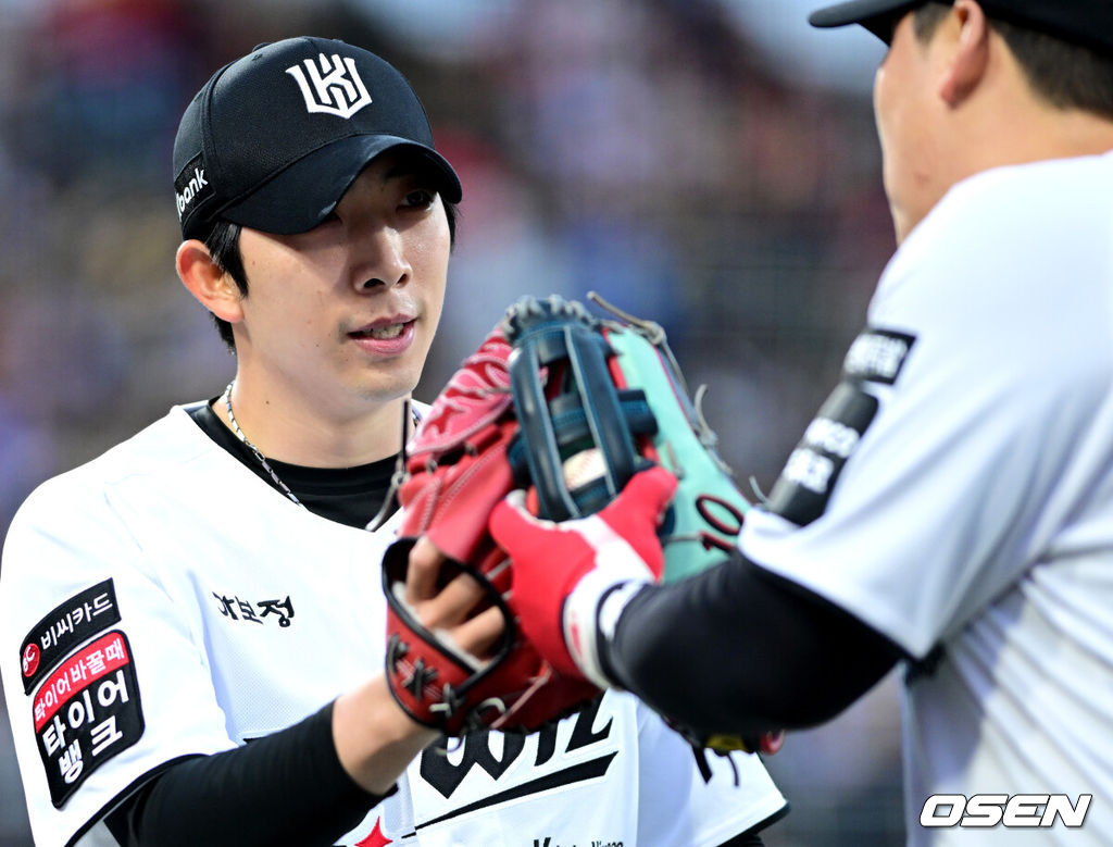 21일 수원 KT위즈파크에서 ‘2026 신한 SOL KBO리그’ KT 위즈와 KIA 타이거즈의 경기가 열렸다.홈팀 KT는 오원석, 방문팀 KIA는 김태형을 선발로 내세웠다. 1회초 KIA 공격을 무실점으로 막아낸 KT 선발 오원석이 더그아웃으로 향하며 김현수를 비롯한 동료들과 인사를 나누고 있다. 2026.04.21 / dreamer@osen.co.kr