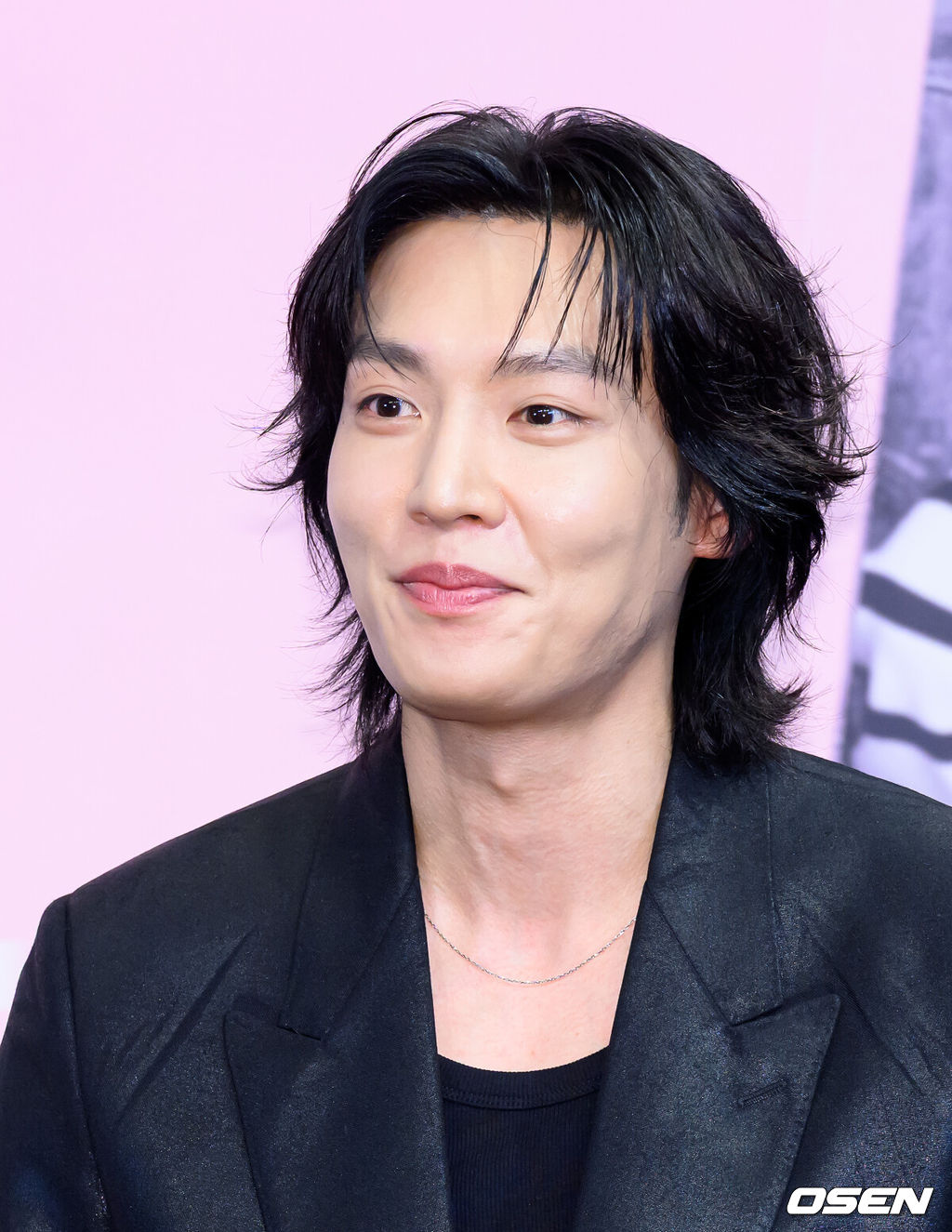 26일 오후 더 링크호텔 서울에서 JTBC 새 드라마 ‘미혼남녀의 효율적 만남’ 제작발표회가 열렸다.‘미혼남녀의 효율적 만남’은 사랑을 결심한 여자가 소개팅에 나가 다른 매력을 가진 두 남자를 만나고 끌리고 또 흔들리면서 결국 진정한 사랑의 의미를 찾아 나가는 이야기를 그리는 드라마다.배우 이기택이 취재진의 질문을 듣고 있다. 2026.02.26 /sunday@osen.co.kr