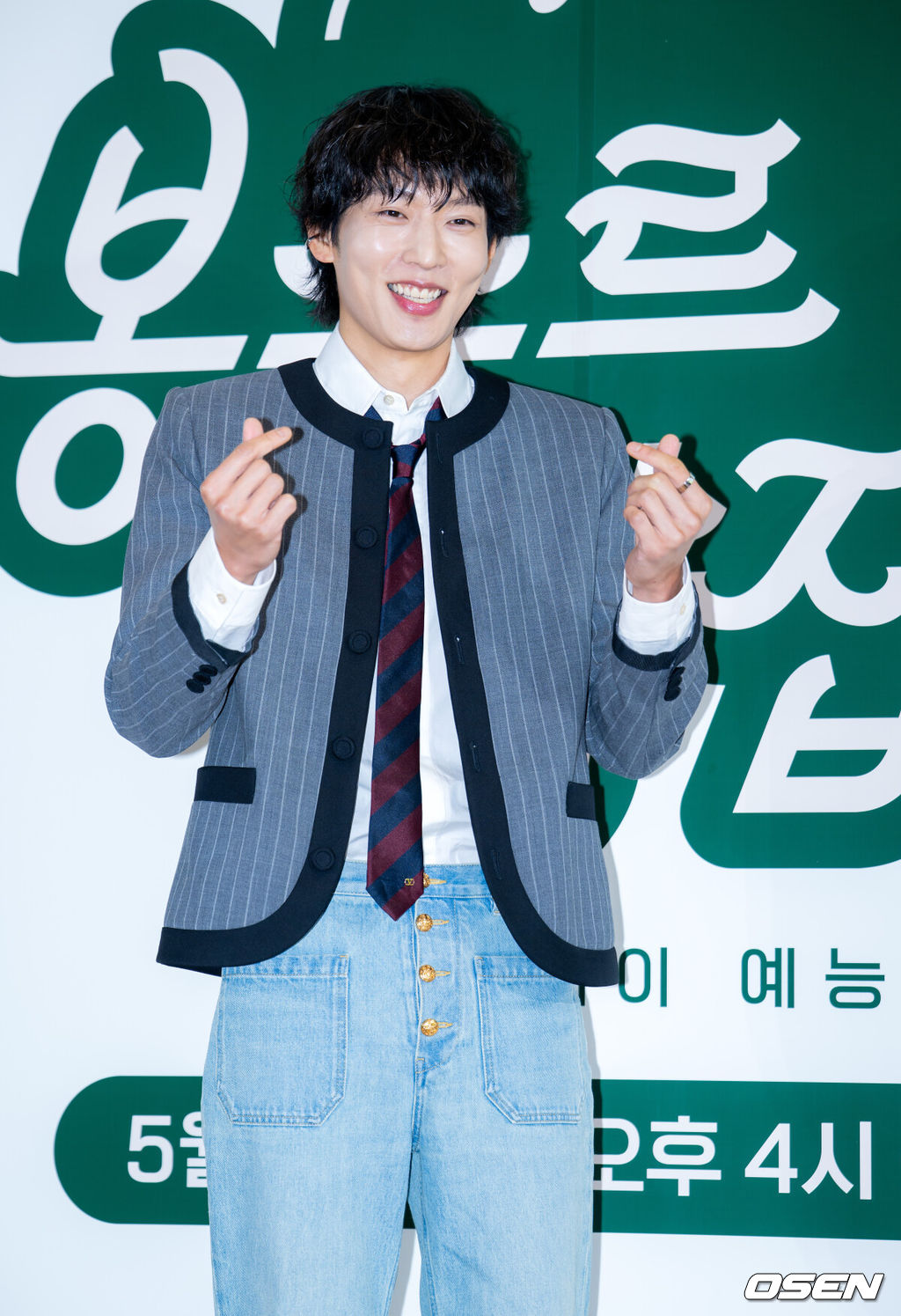 6일 오전 서울 중구 커뮤니티하우스 마실에서 쿠팡플레이 새 예능 ‘봉주르빵집’ 제작발표회가 열렸다. 조용한 시골 마을에 문을 연 국내 최초 ‘시니어 디저트 카페’를 배경으로 인생의 맛을 아는 어르신들과 행복의 맛을 아는 빵집 식구들이 달콤한 위로와 온기를 나누는 힐링 예능이다.배우 이기택이 참석해 포토타임을 갖고 있다. 2026.05.06 /rumi@osen.co.kr