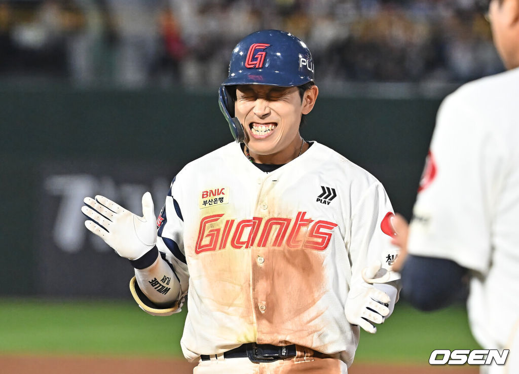 13일 부산 사직야구장에서 2026 신한 SOL KBO 리그 롯데 자이언츠와 NC 다이노스의 경기가 열렸다. 홈팀 롯데는 비슬리가, 방문팀 NC는 테일러가 선발 출전했다.롯데 자이언츠 황성빈이 4회말 1사 2루 좌익수 왼쪽 1타점 안타를 치고 기뻐하고 있다. 2026.05.13 / foto0307@osen.co.kr