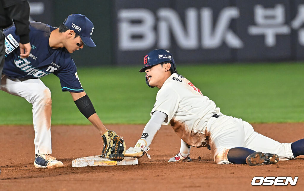 13일 부산 사직야구장에서 2026 신한 SOL KBO 리그 롯데 자이언츠와 NC 다이노스의 경기가 열렸다. 홈팀 롯데는 비슬리가, 방문팀 NC는 테일러가 선발 출전했다.롯데 자이언츠 황성빈이 4회말 1사 1루 고승민 타석때 2루 도루를 성공하고 있다. 2026.05.13 / foto0307@osen.co.kr