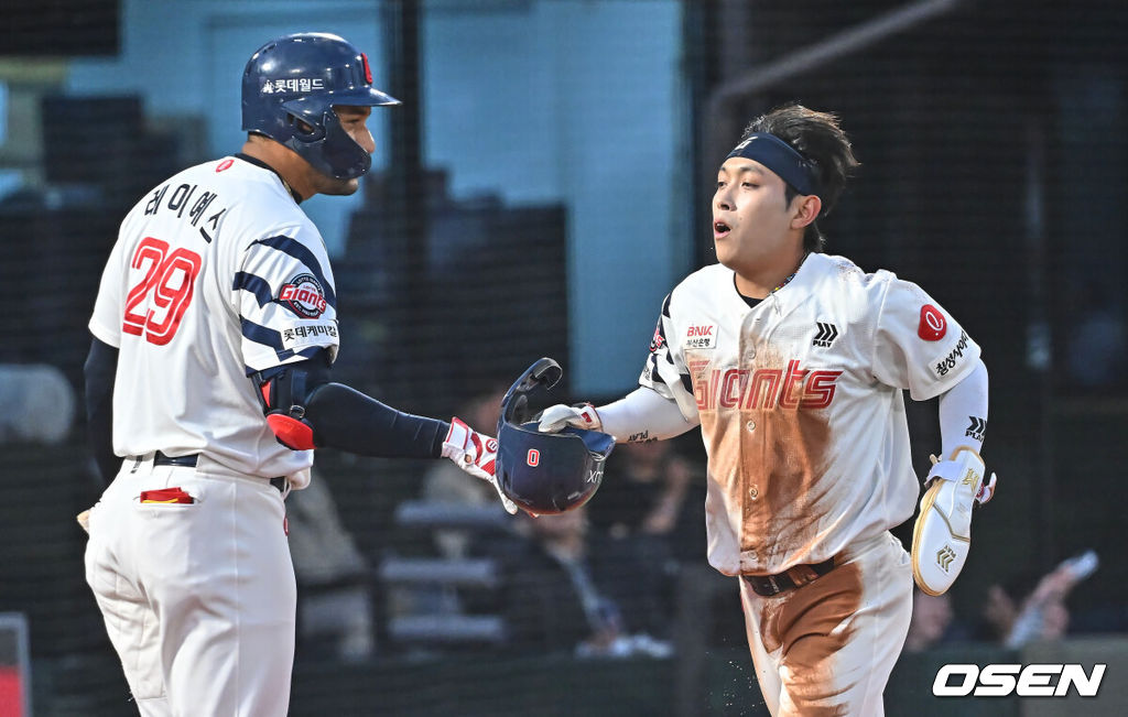 13일 부산 사직야구장에서 2026 신한 SOL KBO 리그 롯데 자이언츠와 NC 다이노스의 경기가 열렸다. 홈팀 롯데는 비슬리가, 방문팀 NC는 테일러가 선발 출전했다.롯데 자이언츠 황성빈이 3회말 무사 2루 고승민의 우익수 앞 1타점 안타때 득점을 올리고 하이파이브를 하고 있다. 2026.05.13 / foto0307@osen.co.kr