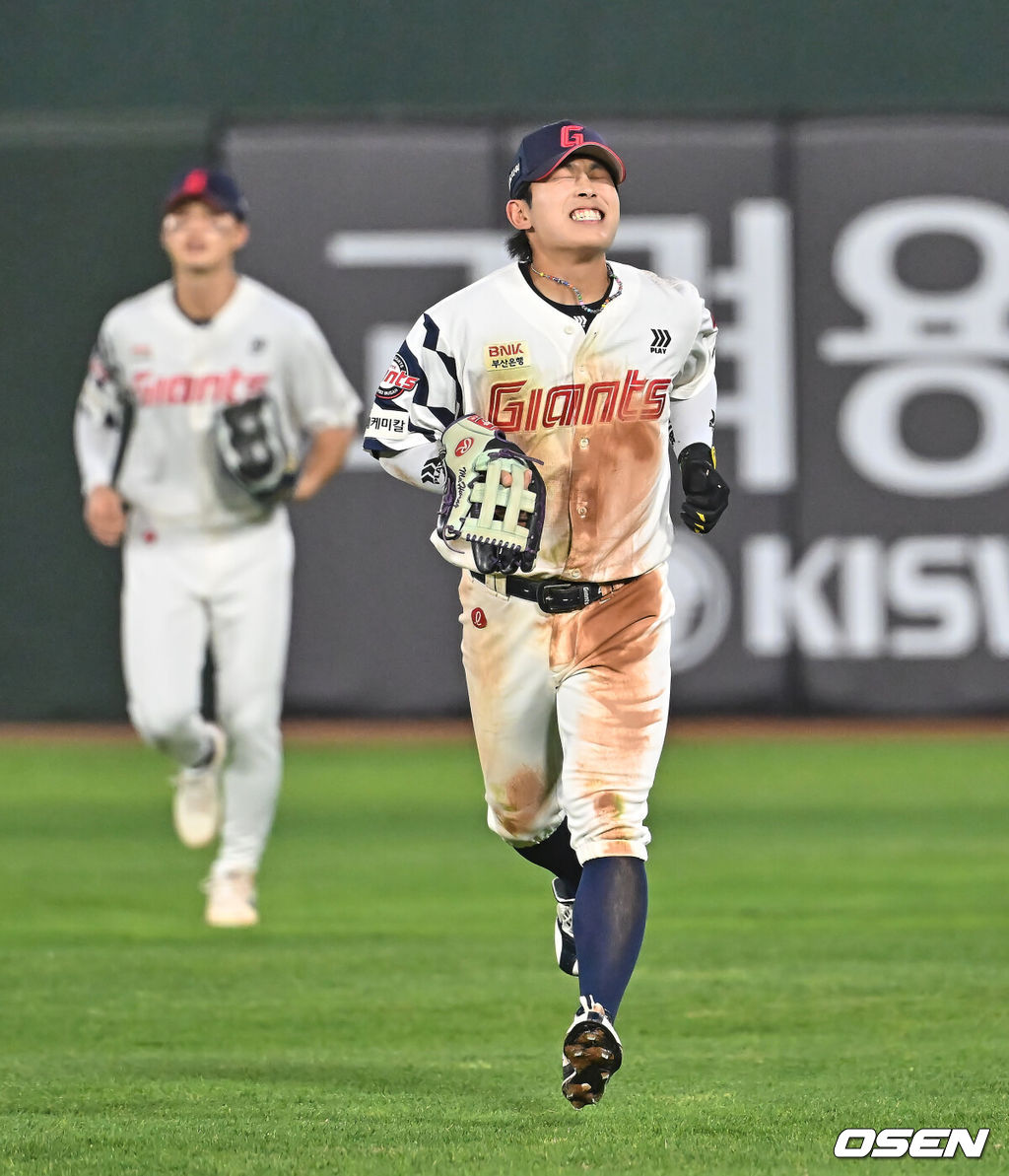 13일 부산 사직야구장에서 2026 신한 SOL KBO 리그 롯데 자이언츠와 NC 다이노스의 경기가 열렸다. 홈팀 롯데는 비슬리가, 방문팀 NC는 테일러가 선발 출전했다.롯데 자이언츠 황성빈이 4회초 2사 NC 다이노스 김한별의 타구를 몸을 날려 잡고 기뻐하고 있다. 2026.05.13 / foto0307@osen.co.kr