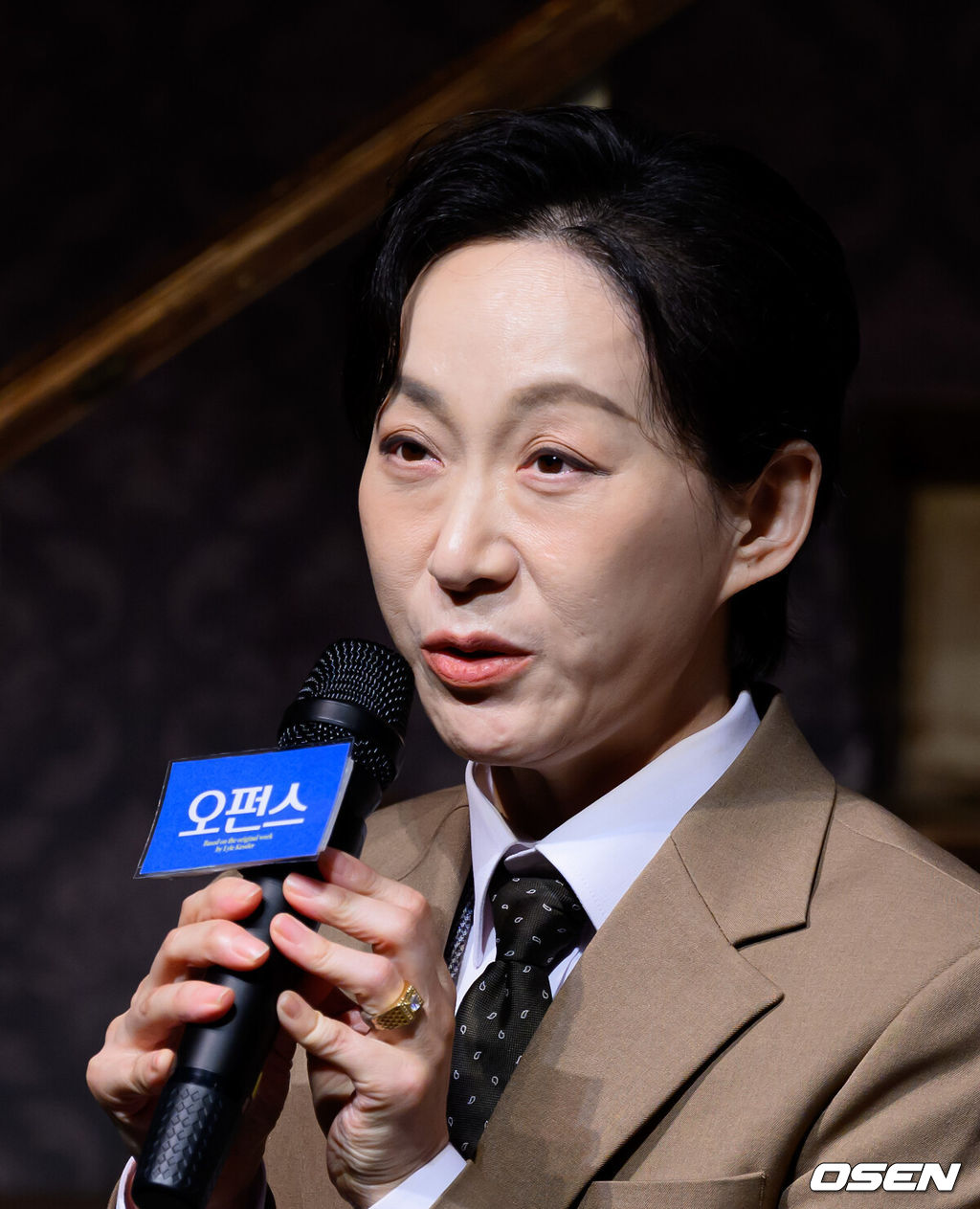 19일 오후 서울 대학로TOM티오엠에서 연극 ‘오펀스’의 프레스콜이 열렸다.연극 ‘오펀스(Orphans)’는 필라델피아 북부를 배경으로 중년의 갱스터 해롤드와 고아 형제 트릿, 필립이 이상한 동거를 통해 가족이 되어가는 이야기를 다룬다.배우 우현주가 취재진의 질문에 답을 하고 있다. 2026.03.19 /sunday@osen.co.kr