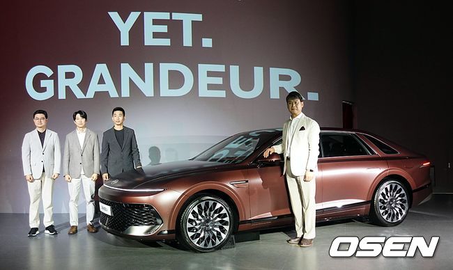 13일 서울&nbsp;광진구&nbsp;‘그랜드&nbsp;워커힐&nbsp;빛의&nbsp;시어터’에서 열린 ‘더&nbsp;뉴&nbsp;그랜저&nbsp;미디어&nbsp;데이’&nbsp;행사에서&nbsp;현대차&nbsp;MLV프로젝트2실장&nbsp;한동혁&nbsp;상무,&nbsp;현대차&nbsp;인포테인먼트소프트웨어개발실장&nbsp;박영우&nbsp;상무,&nbsp;현대차&nbsp;현대내장디자인실장&nbsp;송현&nbsp;상무,&nbsp;현대차&nbsp;국내사업본부장&nbsp;윤효준&nbsp;전무(왼쪽부터)가&nbsp;더&nbsp;뉴&nbsp;그랜저와&nbsp;함께&nbsp;포즈를&nbsp;취하고&nbsp;있다.