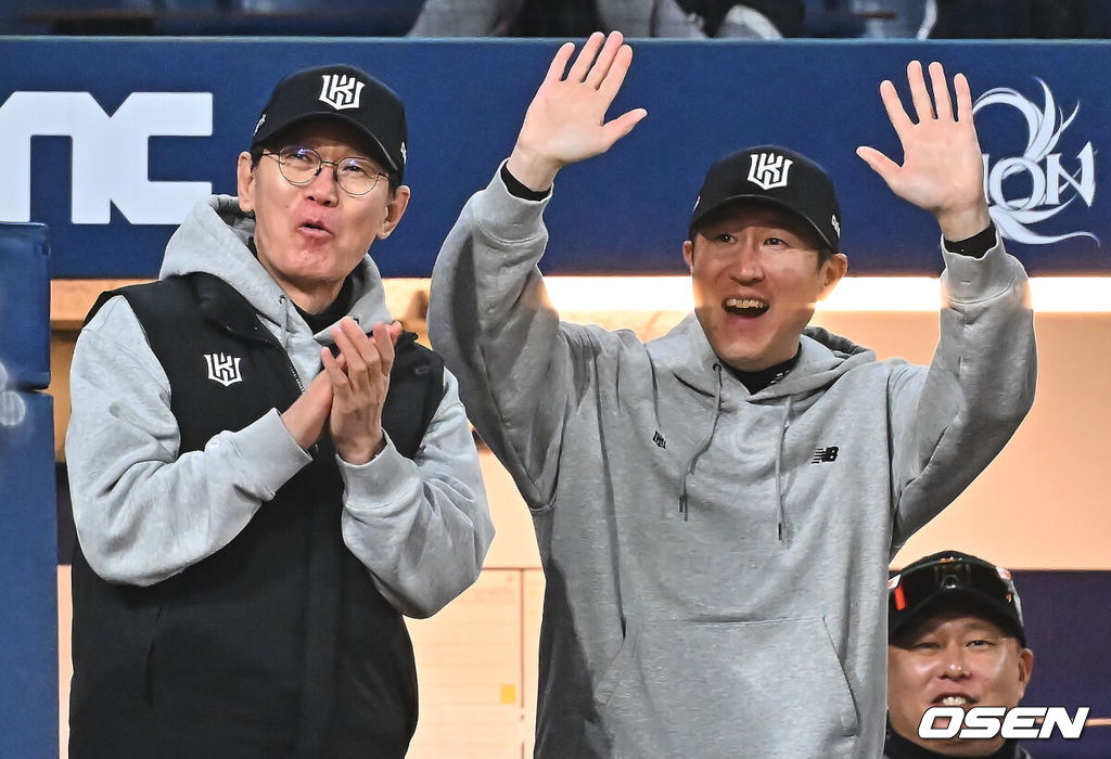 KT 위즈 이강철 감독, 유한준 코치 002 2026.04.16 / foto0307@osen.co.kr