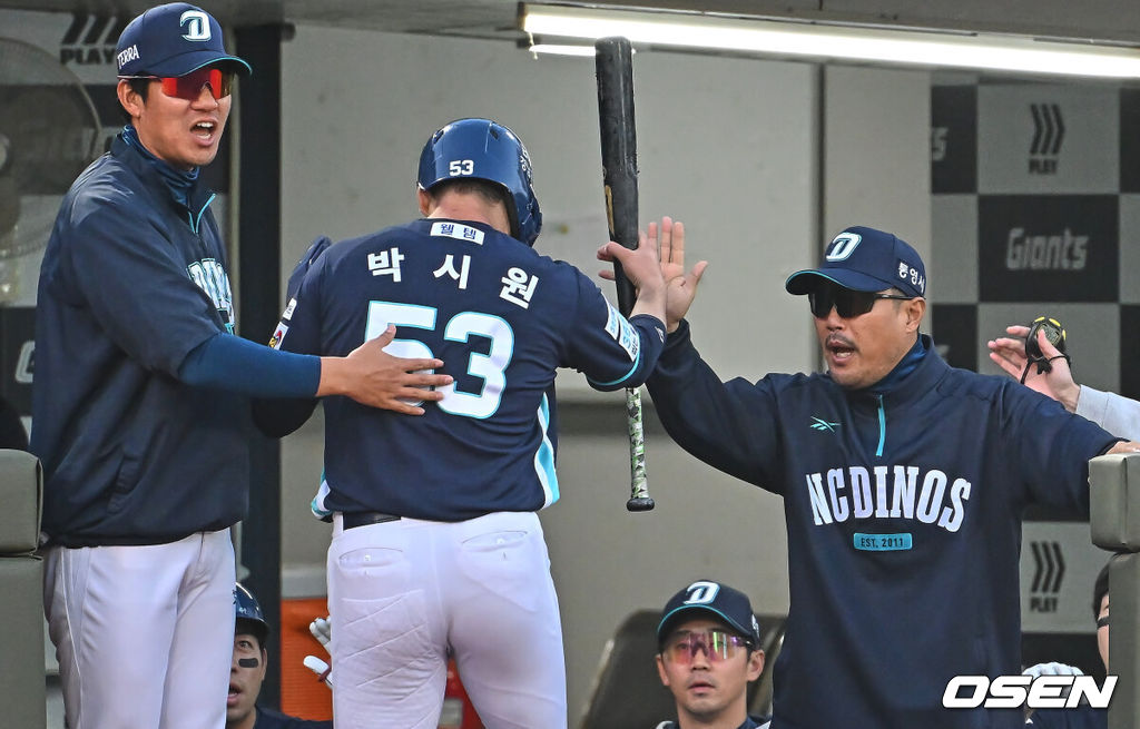13일 부산 사직야구장에서 2026 신한 SOL KBO 리그 롯데 자이언츠와 NC 다이노스의 경기가 열렸다. 홈팀 롯데는 비슬리가, 방문팀 NC는 테일러가 선발 출전했다.NC 다이노스 이호준 감독이 3회초 2사 1,3루 한석현의 우익수 앞 1타점 안타때 득점을 올린 박시원과 하이파이브를 하고 있다. 2026.05.13 / foto0307@osen.co.kr