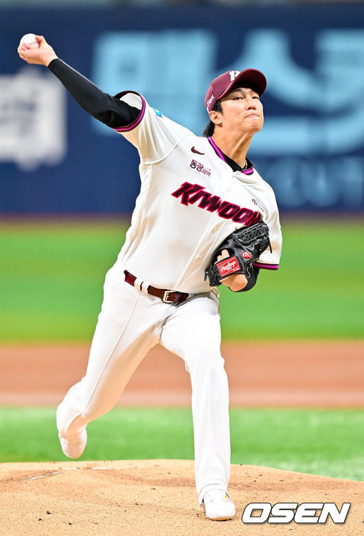 [OSEN=고척, 민경훈 기자] 14일 서울 고척 스카이돔에서 2026 신한 SOL KBO리그 키움 히어로즈와 한화 이글스의 경기가 열렸다.키움은 안우진, 한화는 정우주가 선발로 나섰다.마운드 위에서 키움 선발 안우진이 힘차게 공을 뿌리고 있다. 2026.05.14 / rumi@osen.co.kr