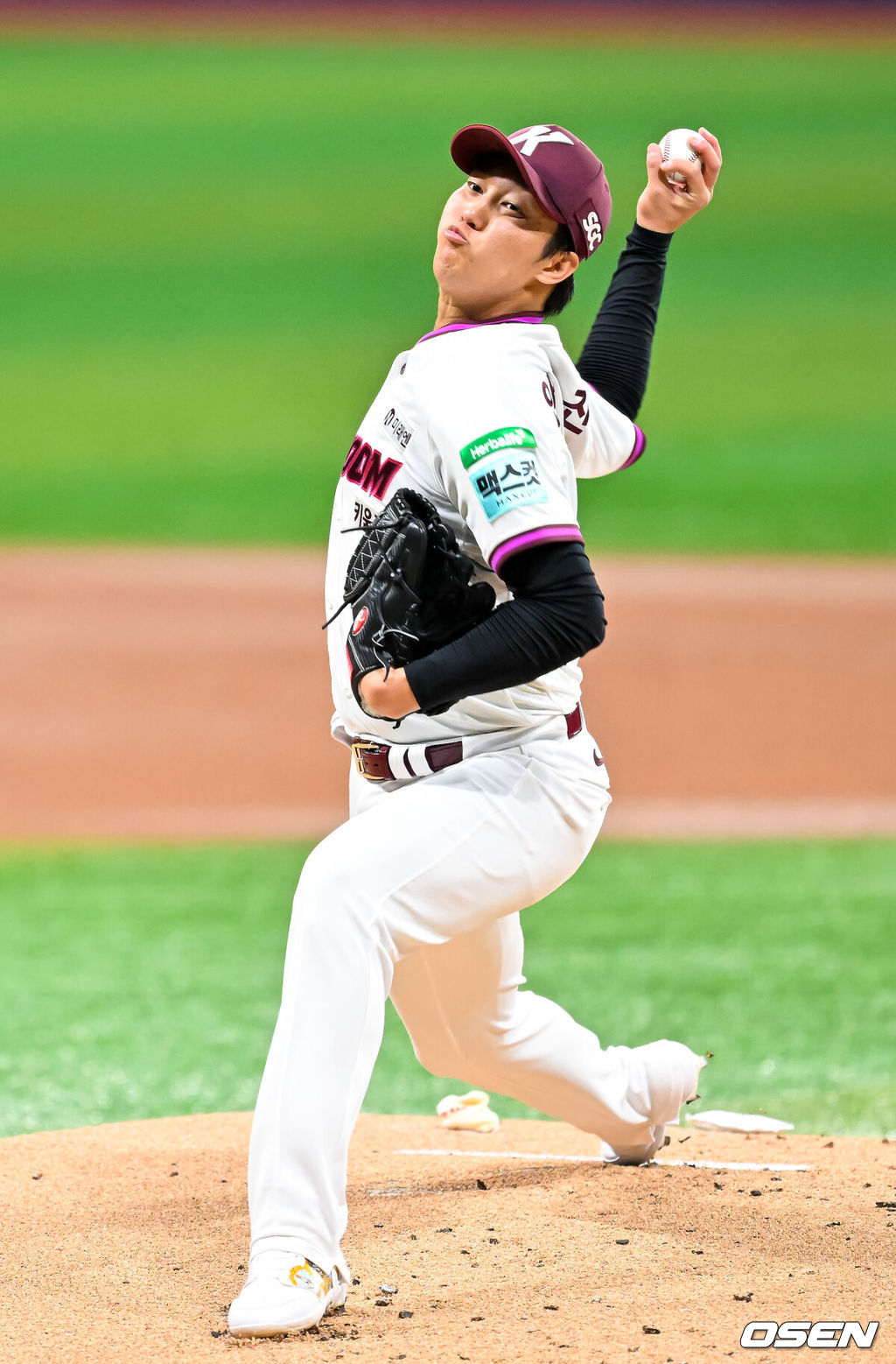 14일 서울 고척 스카이돔에서 2026 신한 SOL KBO리그 키움 히어로즈와 한화 이글스의 경기가 열렸다.키움은 안우진, 한화는 정우주가 선발로 나섰다.마운드 위에서 키움 선발 안우진이 힘차게 공을 뿌리고 있다. 2026.05.14 / rumi@osen.co.kr