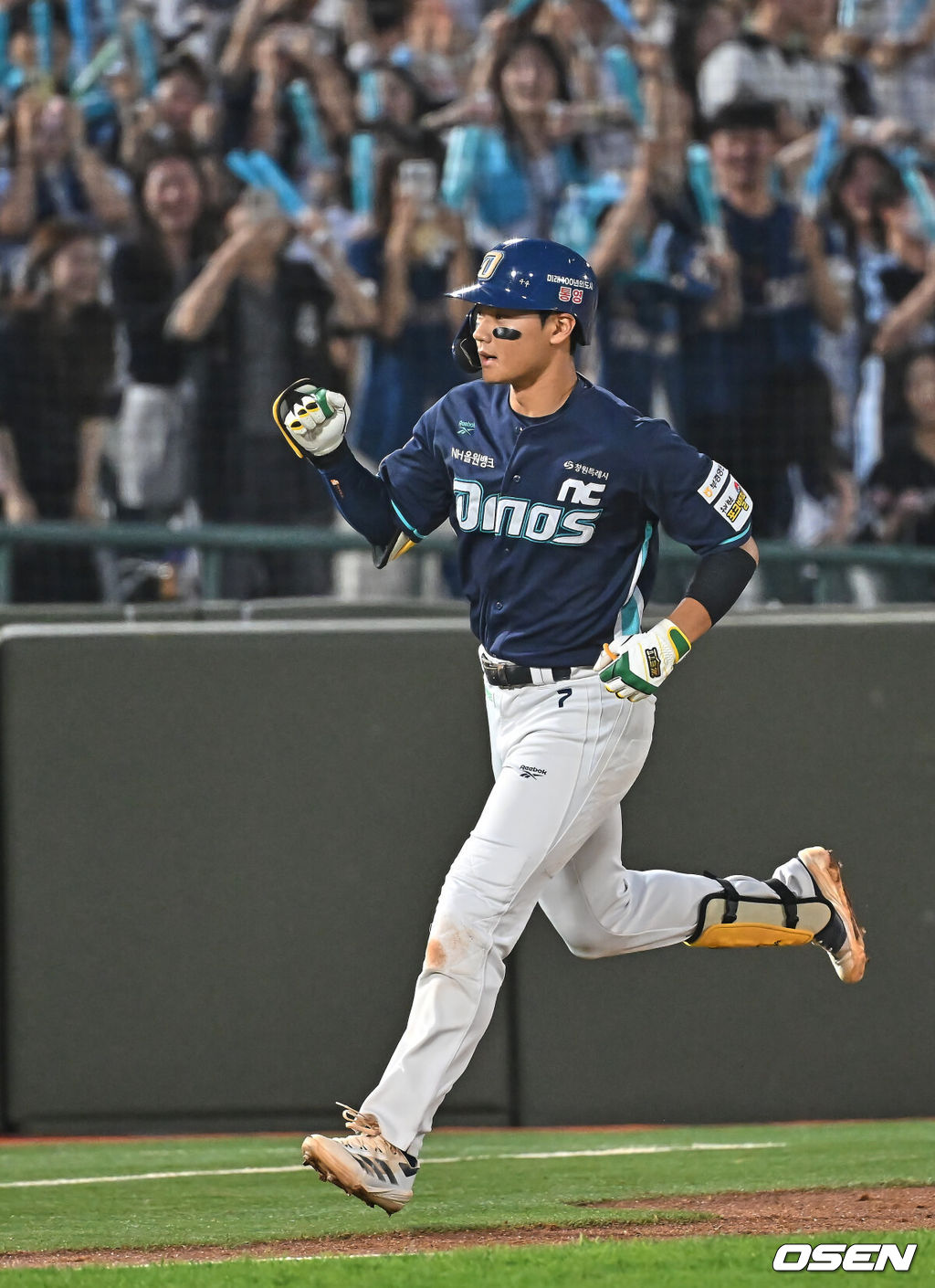 14일 부산 사직야구장에서 2026 신한 SOL KBO 리그 롯데 자이언츠와 NC 다이노스의 경기가 열렸다. 홈팀 롯데는 나균안이, 방문팀 NC는 토다가 선발 출전했다.NC 다이노스 김주원이 4회초 2사 1루 우월 2점 홈런을 치고 하이파이브를 하고 있다. 2026.05.14 / foto0307@osen.co.kr