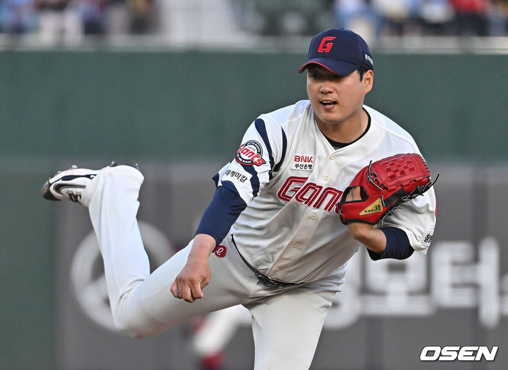 14일 부산 사직야구장에서 2026 신한 SOL KBO 리그 롯데 자이언츠와 NC 다이노스의 경기가 열렸다. 홈팀 롯데는 나균안이, 방문팀 NC는 토다가 선발 출전했다.롯데 자이언츠 선발 투수 나균안이 역투하고 있다. 2026.05.14 / foto0307@osen.co.kr