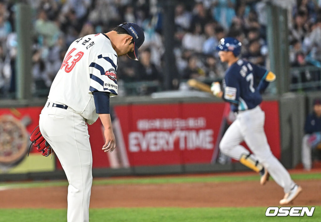 14일 부산 사직야구장에서 2026 신한 SOL KBO 리그 롯데 자이언츠와 NC 다이노스의 경기가 열렸다. 홈팀 롯데는 나균안이, 방문팀 NC는 토다가 선발 출전했다.롯데 자이언츠 나균안이 4회초 2사 1루 NC 다이노스 김주원에게 우월 2점 홈런을 맞고 아쉬워하고 있다. 2026.05.14 / foto0307@osen.co.kr