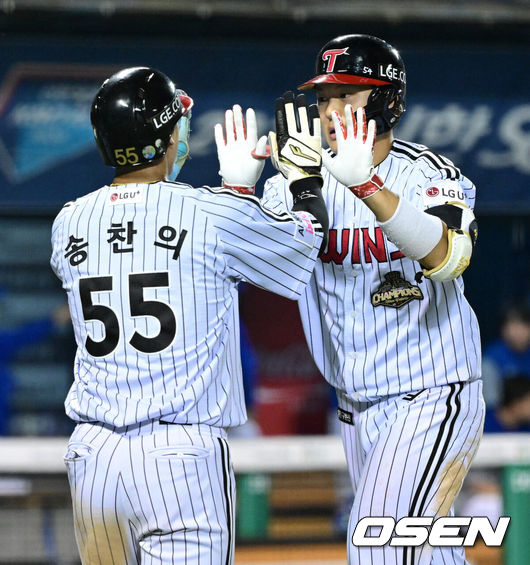 [OSEN=잠실, 최규한 기자] 14일 서울 잠실야구장에서 ‘2026 신한 SOL Bank KBO리그’ LG 트윈스와 삼성 라이온즈의 경기가 열렸다.홈팀 LG는 송승기, 방문팀 삼성은 양창섭을 선발로 내세웠다.9회말 1사 1, 2루 상황 LG 이주헌이 추격의 좌월 스리런포를 날리고 홈을 밟은 뒤 송찬의와 기뻐하고 있다. 2026.05.14 / dreamer@osen.co.kr