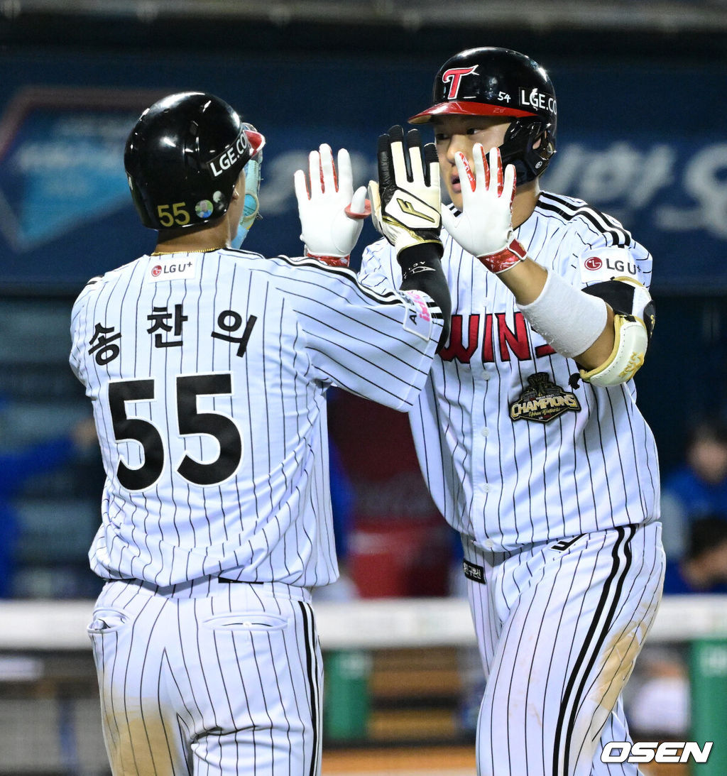 14일 서울 잠실야구장에서 ‘2026 신한 SOL Bank KBO리그’ LG 트윈스와 삼성 라이온즈의 경기가 열렸다.홈팀 LG는 송승기, 방문팀 삼성은 양창섭을 선발로 내세웠다.9회말 1사 1, 2루 상황 LG 이주헌이 추격의 좌월 스리런포를 날리고 홈을 밟은 뒤 송찬의와 기뻐하고 있다. 2026.05.14 / dreamer@osen.co.kr