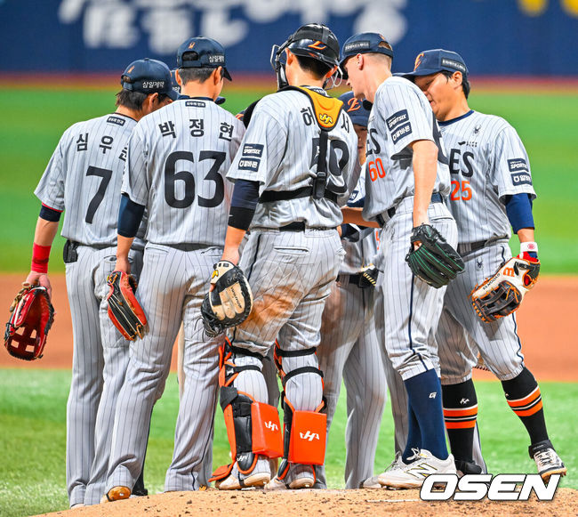 [OSEN=고척, 민경훈 기자] 14일 서울 고척 스카이돔에서 2026 신한 SOL KBO리그 키움 히어로즈와 한화 이글스의 경기가 열렸다.이 경기에서 한화는 키움에 10-1로 승리했다. 이날 승리로 지난 경기 패배를 설욕하고 위닝시리즈를 달성했다. 최근 3연속 위닝시리즈다.&nbsp;경기를 마치고 한화 선수들이 하이파이브를 하고 있다.. 2026.05.14 / rumi@osen.co.kr