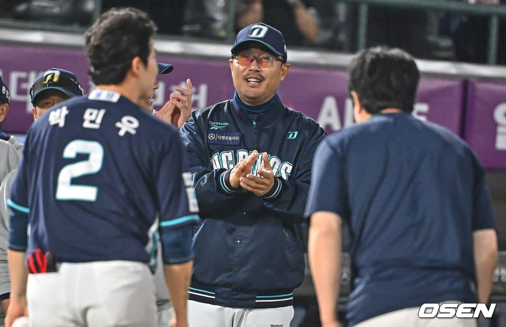 14일 부산 사직야구장에서 2026 신한 SOL KBO 리그 롯데 자이언츠와 NC 다이노스의 경기가 열렸다. 홈팀 롯데는 나균안이, 방문팀 NC는 토다가 선발 출전했다.NC 다이노스 이호준 감독이 롯데 자이언츠에 5-4로 승리한 후 선수들을 격려하고 있다. 2026.05.14 / foto0307@osen.co.kr