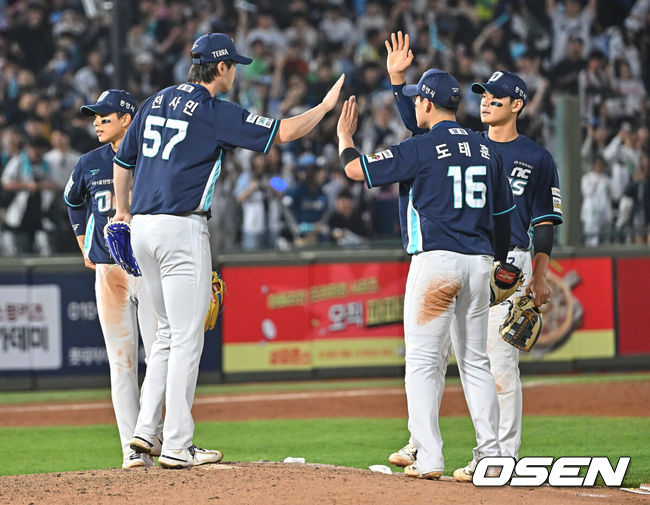 [OSEN=부산, 이석우 기자] 14일 부산 사직야구장에서 2026 신한 SOL KBO 리그 롯데 자이언츠와 NC 다이노스의 경기가 열렸다. 홈팀 롯데는 나균안이, 방문팀 NC는 토다가 선발 출전했다.NC 다이노스 선수들이 롯데 자이언츠에 5-4로 승리한 후 하이파이브를 하고 있다. 2026.05.14 / foto0307@osen.co.kr