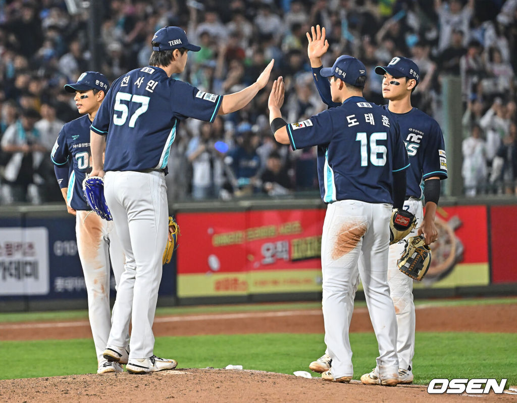 14일 부산 사직야구장에서 2026 신한 SOL KBO 리그 롯데 자이언츠와 NC 다이노스의 경기가 열렸다. 홈팀 롯데는 나균안이, 방문팀 NC는 토다가 선발 출전했다.NC 다이노스 선수들이 롯데 자이언츠에 5-4로 승리한 후 하이파이브를 하고 있다. 2026.05.14 / foto0307@osen.co.kr