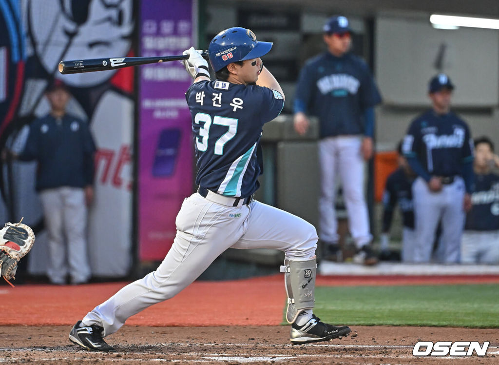 14일 부산 사직야구장에서 2026 신한 SOL KBO 리그 롯데 자이언츠와 NC 다이노스의 경기가 열렸다. 홈팀 롯데는 나균안이, 방문팀 NC는 토다가 선발 출전했다.NC 다이노스 박건우가 3회초 2사 1,2루 좌익수 앞 1타점 안타를 치고 있다. 2026.05.14 / foto0307@osen.co.kr