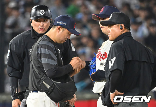 [OSEN=부산, 이석우 기자] 14일 부산 사직야구장에서 2026 신한 SOL KBO 리그 롯데 자이언츠와 NC 다이노스의 경기가 열렸다. 홈팀 롯데는 나균안이, 방문팀 NC는 토다가 선발 출전했다.롯데 자이언츠 최이준이 손부위 이상을 호소하고 있다. 2026.05.14 / foto0307@osen.co.kr