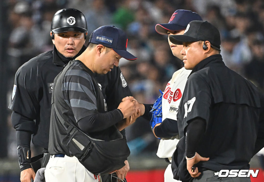 14일 부산 사직야구장에서 2026 신한 SOL KBO 리그 롯데 자이언츠와 NC 다이노스의 경기가 열렸다. 홈팀 롯데는 나균안이, 방문팀 NC는 토다가 선발 출전했다.롯데 자이언츠 최이준이 손부위 이상을 호소하고 있다. 2026.05.14 / foto0307@osen.co.kr