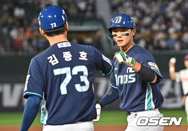 [OSEN=부산, 이석우 기자] 14일 부산 사직야구장에서 2026 신한 SOL KBO 리그 롯데 자이언츠와 NC 다이노스의 경기가 열렸다. 홈팀 롯데는 나균안이, 방문팀 NC는 토다가 선발 출전했다.NC 다이노스 김주원이 7회초 2사 1,2루 우익수 앞 1타점 안타를 치고 하이파이브를 하고 있다. 2026.05.14 / foto0307@osen.co.kr