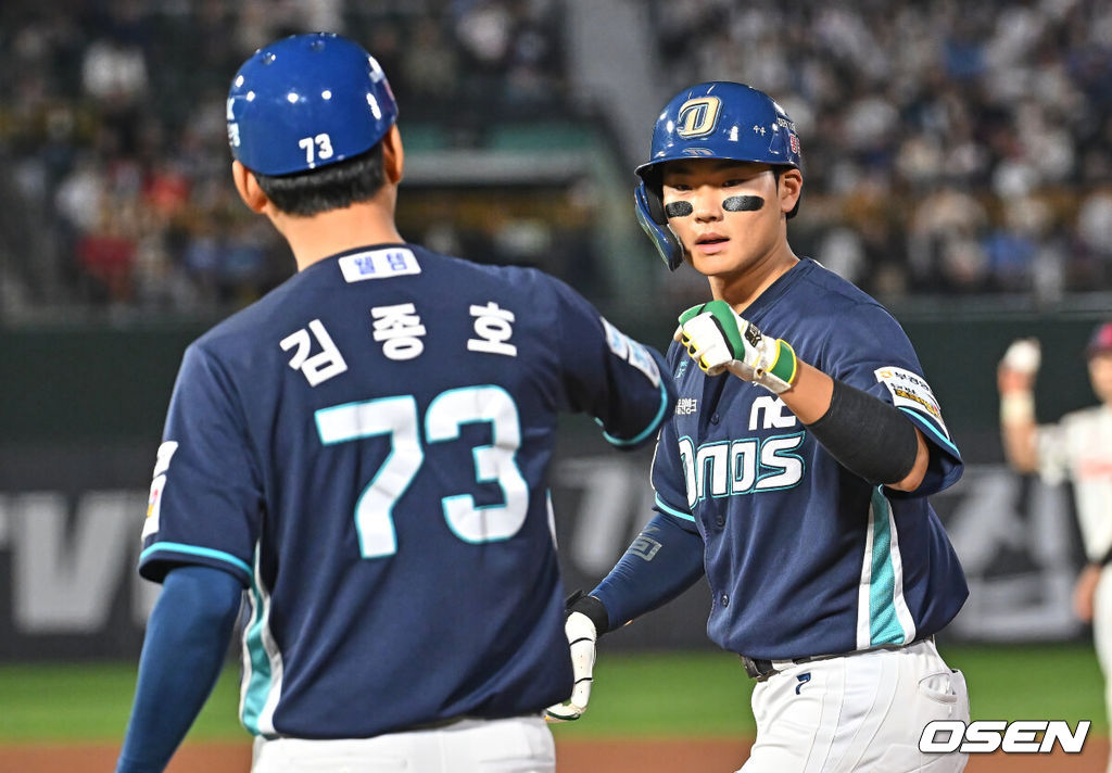 14일 부산 사직야구장에서 2026 신한 SOL KBO 리그 롯데 자이언츠와 NC 다이노스의 경기가 열렸다. 홈팀 롯데는 나균안이, 방문팀 NC는 토다가 선발 출전했다.NC 다이노스 김주원이 7회초 2사 1,2루 우익수 앞 1타점 안타를 치고 하이파이브를 하고 있다. 2026.05.14 / foto0307@osen.co.kr