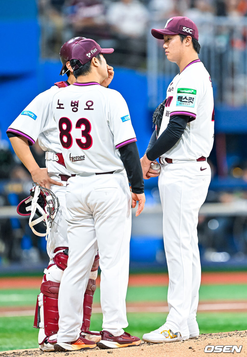 14일 서울 고척 스카이돔에서 2026 신한 SOL KBO리그 키움 히어로즈와 한화 이글스의 경기가 열렸다.키움은 안우진, 한화는 정우주가 선발로 나섰다.5회초 무사 주자 2루 한화 이원석 타석에서 키움 선발 안우진이 마운드 위에서 노병오 코치와 얘기를 나누고 있다. 2026.05.14 / rumi@osen.co.kr