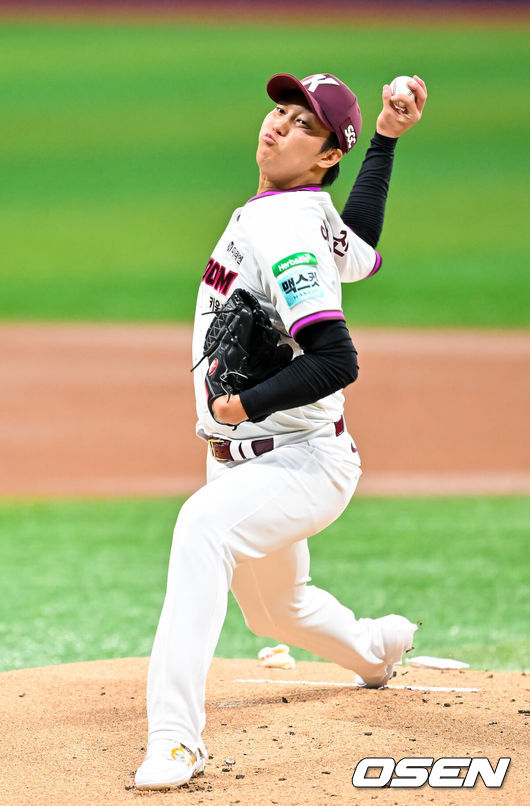 [OSEN=고척, 민경훈 기자] 14일 서울 고척 스카이돔에서 2026 신한 SOL KBO리그 키움 히어로즈와 한화 이글스의 경기가 열렸다.키움은 안우진, 한화는 정우주가 선발로 나섰다.마운드 위에서 키움 선발 안우진이 힘차게 공을 뿌리고 있다. 2026.05.14 / rumi@osen.co.kr