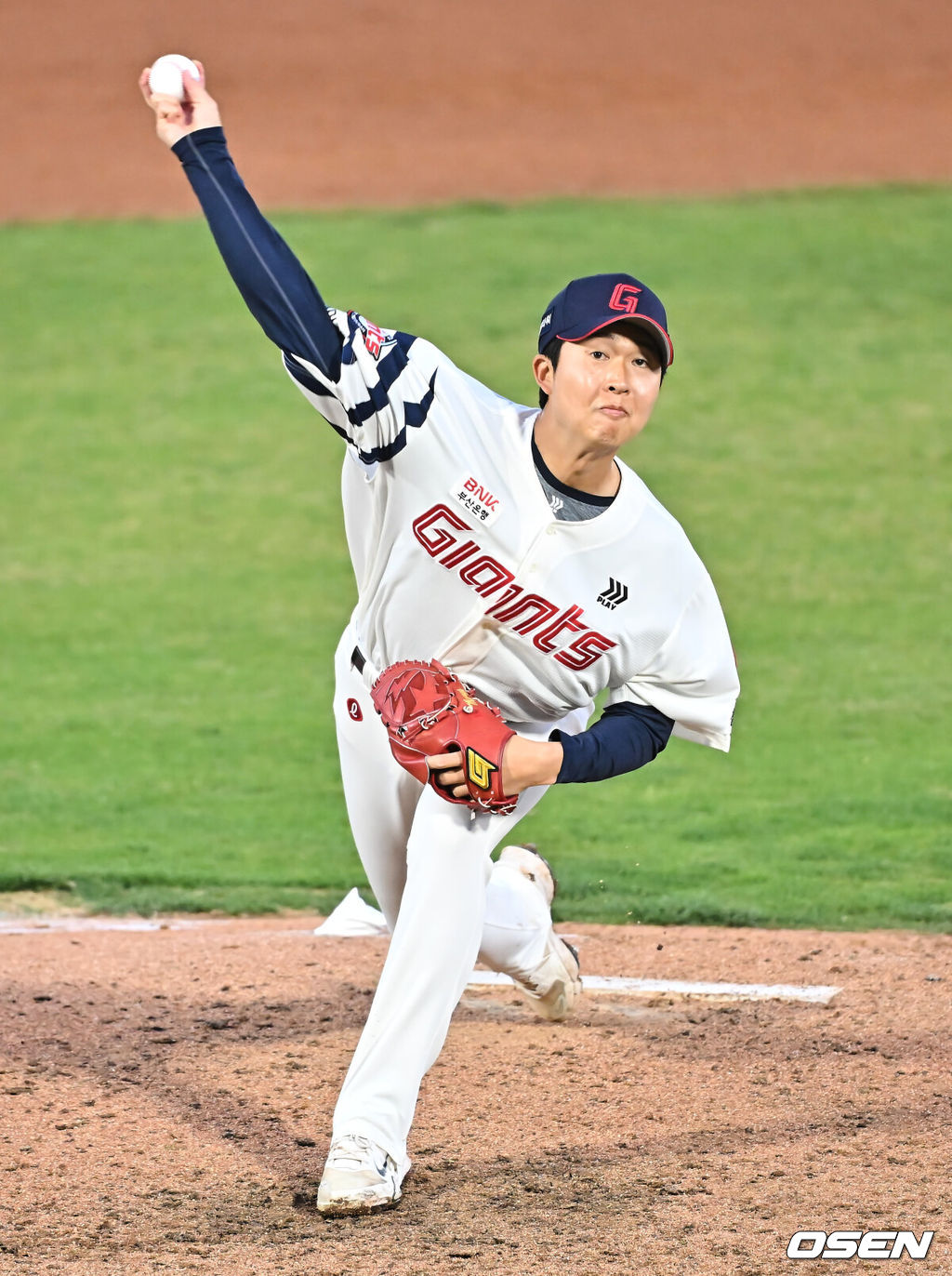 4일 부산 사직야구장에서 2026 신한 SOL KBO 리그 롯데 자이언츠와 SSG 랜더스의 경기가 열렸다. 홈팀 롯데는 비슬리가, 방문팀 SSG는 김건우가 선발 출전했다.롯데 자이언츠 쿄야마가 역투하고 있다. 2026.04.04 / foto0307@osen.co.kr
