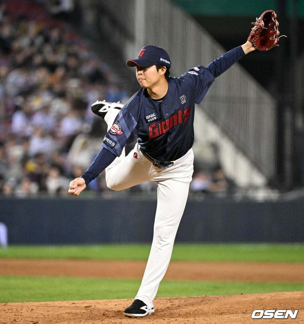 16일 서울 잠실야구장에서 2026 신한 SOL KBO리그 LG 트윈스와 롯데 자이언츠의 경기가 열렸다.이날 LG는 치리노스, 롯데는 로드리게스를 선발로 내세웠다.8회말 무사에서 롯데 쿄야마가 역투하고 있다. 2026.04.16 /sunday@osen.co.kr