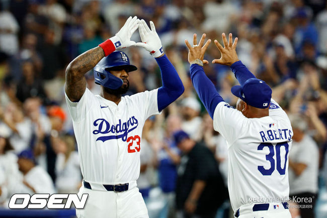 [사진] LA 다저스 제이슨 헤이워드가 홈런을 친 뒤 데이브 로버츠 감독과 기뻐하고 있다. ⓒGettyimages(무단전재 및 재배포 금지)